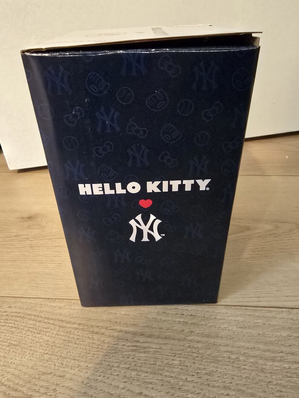 NY Yankees Hello Kitty Bobblehead - Picture 11 of 12